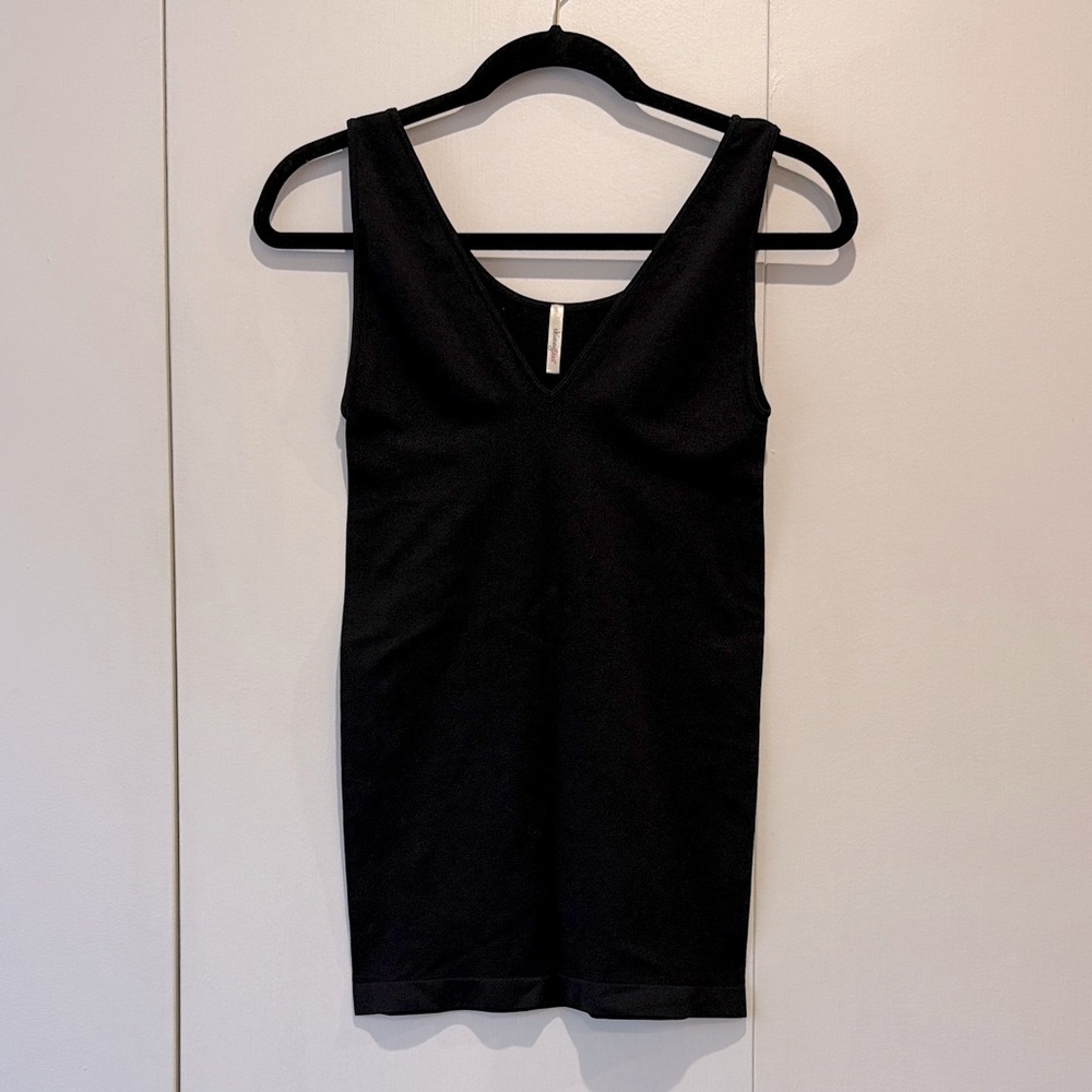 Skinnytees- Blk OS. Approx 26” long from the shoulder. Reversible V Neck Tank
